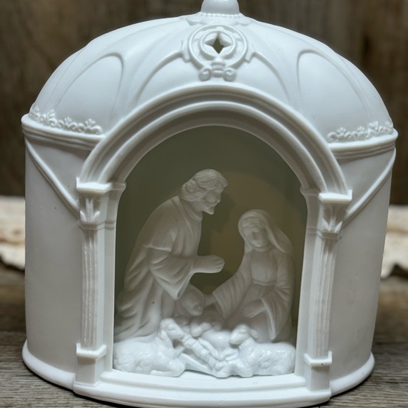 White Porcelain Dome Nativity  Stratfords Masterworks Collection hole for light - Picture 2 of 10